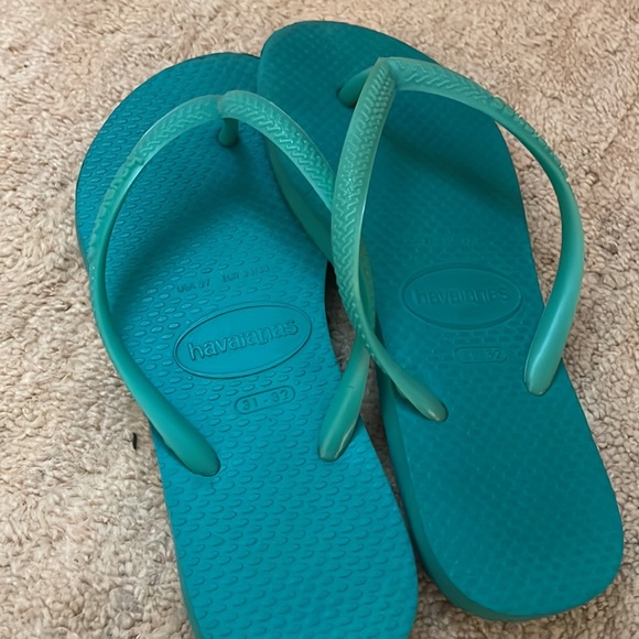 2 sets of Havana’s flip flops! Super cute! A bit worn but a lot of life left! - Picture 5 of 7
